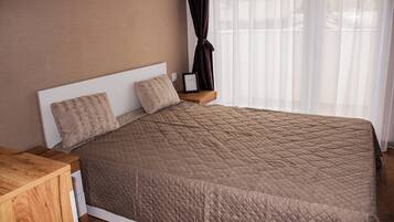 Laptop workspace, blackout curtains, iron/ironing board, free WiFi