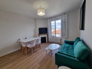 Smart TV, fireplace - 3 Bedroom Apartment - Near Paris & Beautiful Views (Arcueil)