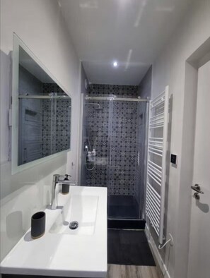 Douche, sèche-cheveux, serviettes fournies, savon