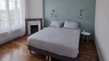 3 bedrooms, desk, iron/ironing board, free WiFi