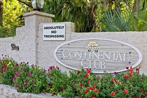 Un letrero del Continental Club con un letrero de 'Prohibido el paso' encima.