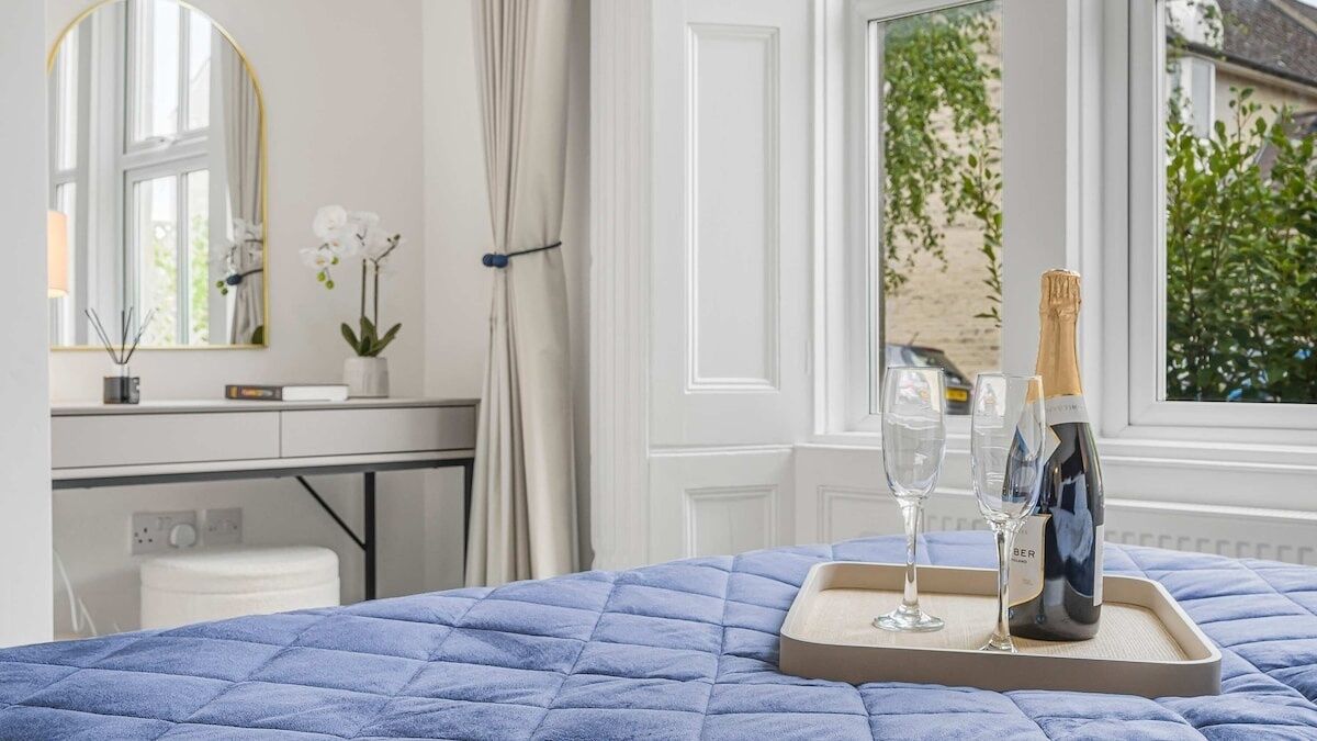 3 bedrooms, iron/ironing board, internet, bed sheets