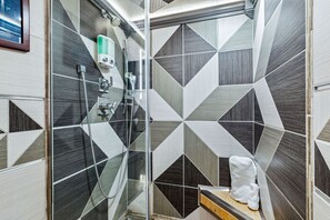 Dusche, Haartrockner, Handtücher, Shampoo