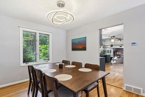 Dining - Family-Friendly 3BR Retreat with Pool, Hot Tub & Spacious Yard (Lyndhurst)