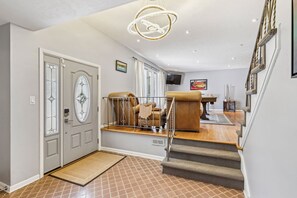 Interior - Family-Friendly 3BR Retreat with Pool, Hot Tub & Spacious Yard (Lyndhurst)