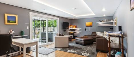 Televisión, estéreo, oficina