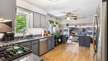 Een koelkast, een magnetron, een oven, een kookplaat