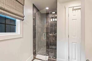 Douche, séchoir à cheveux, serviettes fournies