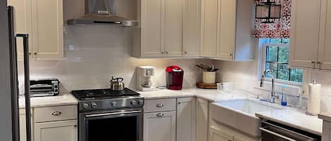 Fridge, microwave, stovetop, dishwasher