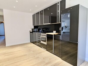 Réfrigérateur, micro-ondes, four, lave-vaisselle