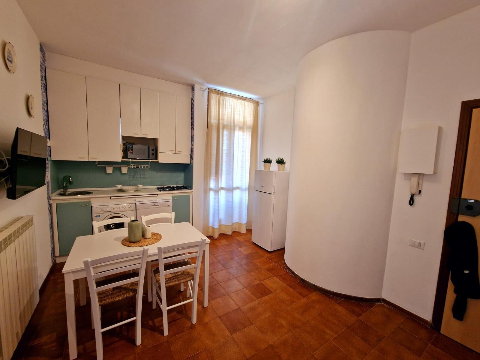 Een magnetron, een kookplaat, een vaatwasser