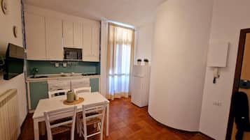 Een magnetron, een kookplaat, een vaatwasser