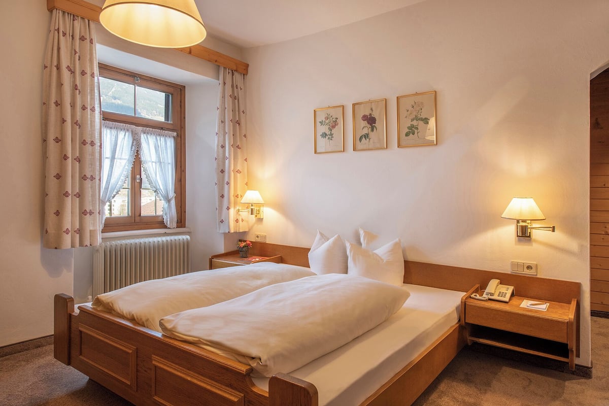 Classic-Doppelzimmer, Bergblick | Schreibtisch, kostenloses WLAN