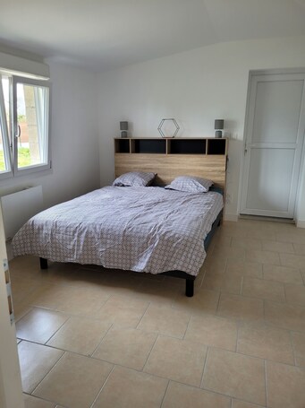 2 bedrooms, iron/ironing board, free WiFi, bed sheets. single-storey house