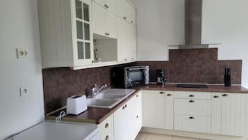 Microondas, horno, placa de cocina, lavavajillas