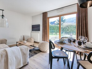 Dining - Saint-Gervais: Renovated apt 2 bed, garden, WiFi & parking (Saint-Gervais-les-Bains)