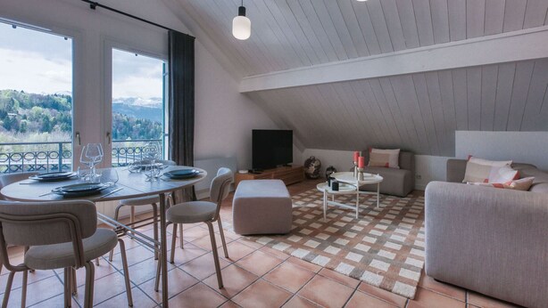 A spacious living area with a dining table, seating, and a sofa. - Duplex 83m², 3 bedrooms, 6 pers, central Saint-Gervais, 5 min to cable car, Wifi included (Saint-Gervais-les-Bains)