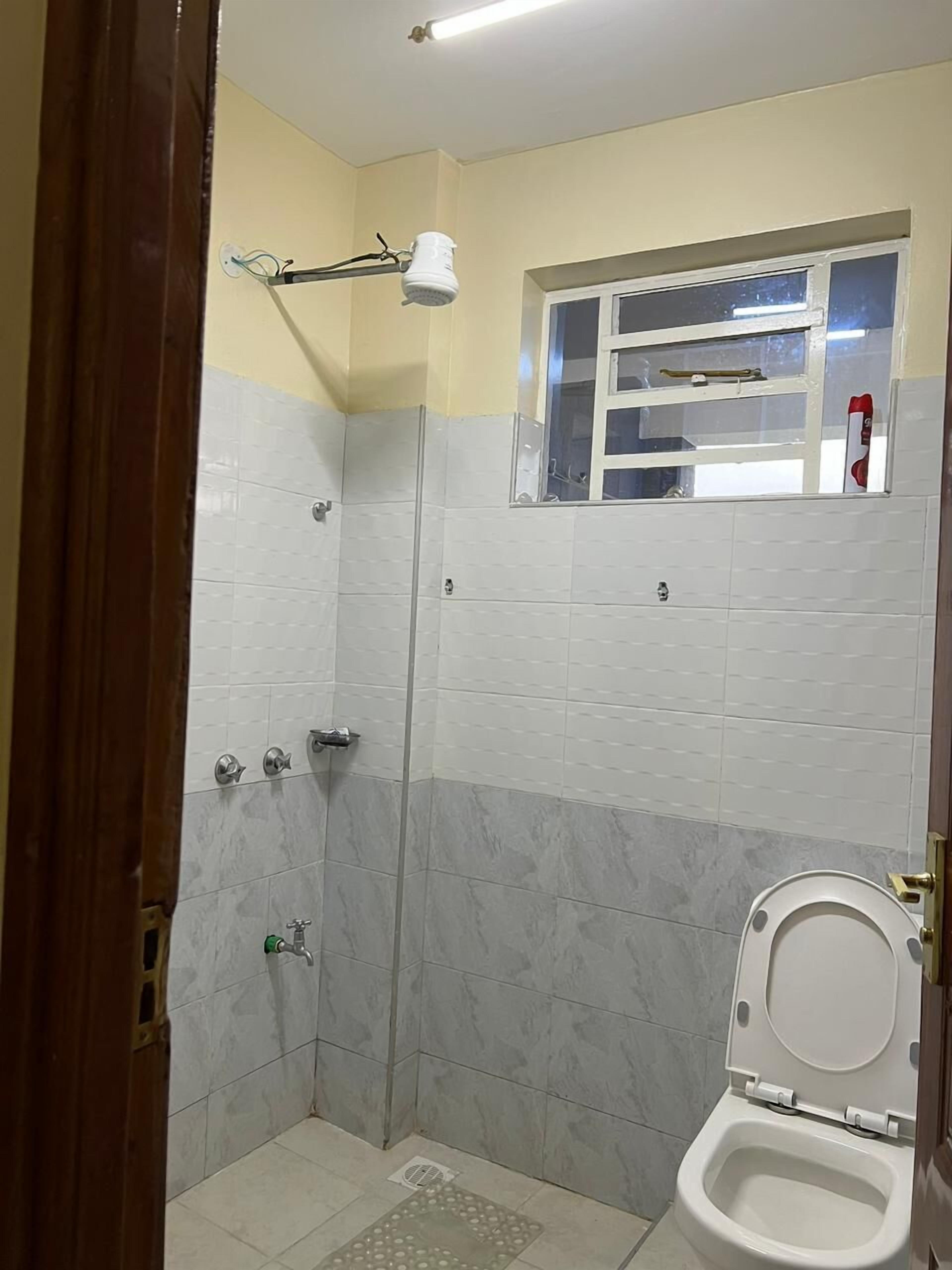 Apartamento luxo, vista para a cidade | Banheiro | Chuveiro, produtos de toalete grátis, chinelos, toalhas de banho