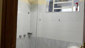 Leilighet – deluxe, byutsikt | Bad | Dusj, toalettartikler (inkludert), tøfler og håndklær