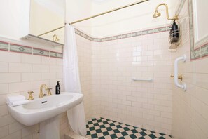 Douche, sèche-cheveux, serviettes fournies