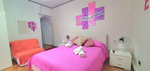 1 slaapkamer, een strijkplank/strijkijzer, gratis wifi, beddengoed