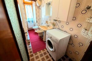 Ducha, secador de pelo, bidet, toallas