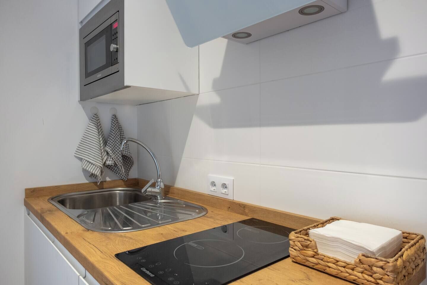 Een koelkast, een magnetron, een kookplaat