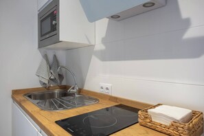 Réfrigérateur, micro-ondes, plaque de cuisson, cafetière/bouilloire