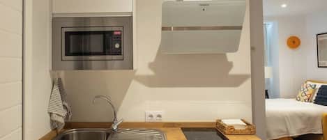 Réfrigérateur, four à micro-ondes, surface de cuisson, cafetiÚre-théiÚre