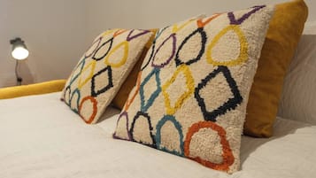 Tabla de planchar con plancha, wifi y ropa de cama
