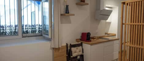 Tabla de planchar con plancha, wifi y ropa de cama