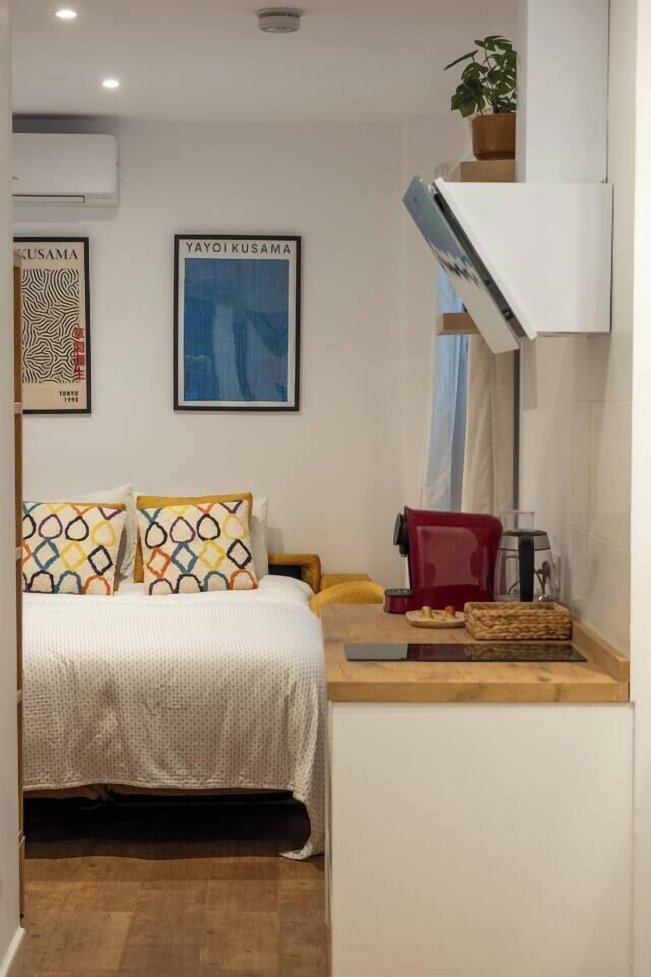 Tabla de planchar con plancha, wifi, ropa de cama