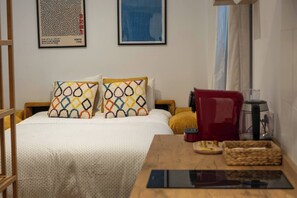 Tabla de planchar con plancha, wifi, ropa de cama