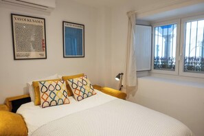 Planxa i posts de planxar, wifi i roba de llit 