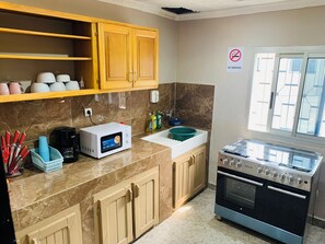 Apartment, 2 Bedrooms, Smoking, Balcony | Dapur peribadi