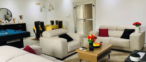 Apartment, 2 Schlafzimmer, Raucher, Balkon | Wohnzimmer