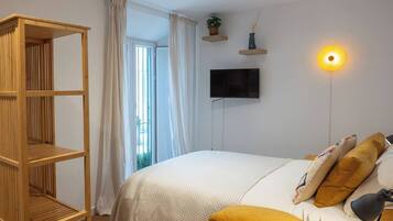 Iron/ironing board, travel crib, WiFi, bed sheets