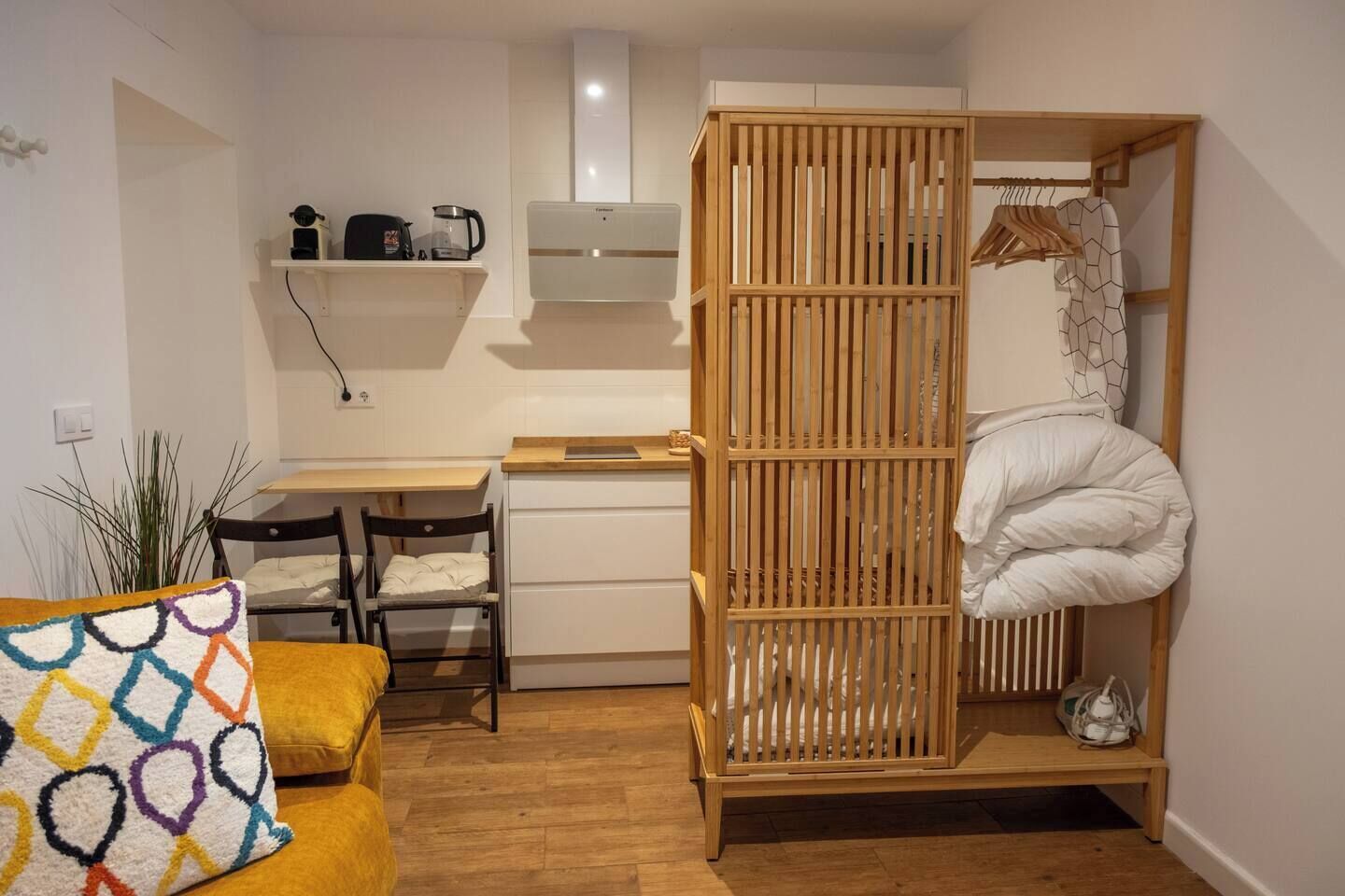 Een strijkplank/strijkijzer, reisbedje, wifi, beddengoed