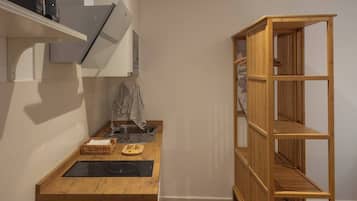 Refrigerador, microondas, placa de cocina, cafetera/tetera