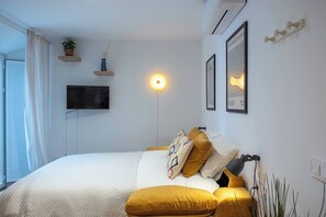 Tabla de planchar con plancha, wifi y ropa de cama 