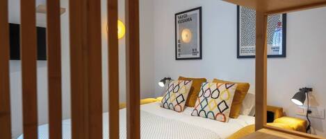 Iron/ironing board, travel cot, WiFi, bed sheets