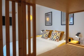 Tabla de planchar con plancha, wifi y ropa de cama 