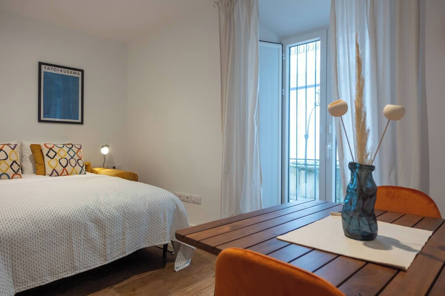 Een strijkplank/strijkijzer, reisbedje, wifi, beddengoed