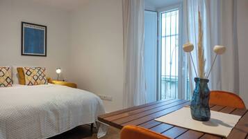 Een strijkplank/strijkijzer, reisbedje, wifi, beddengoed