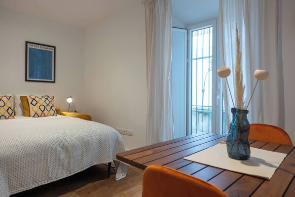 Iron/ironing board, WiFi, bed sheets