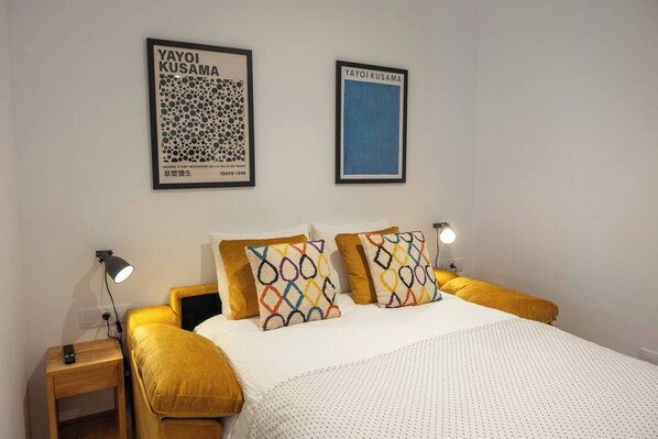 Iron/ironing board, WiFi, bed sheets