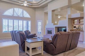 Televisión, chimenea y oficina 