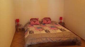 3 habitaciones y tabla de planchar con plancha