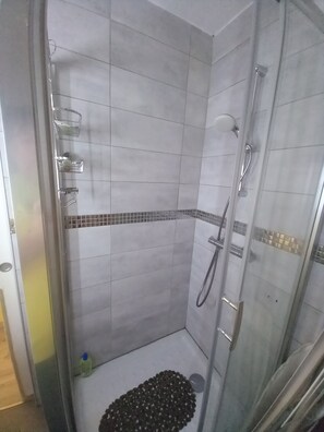 Shower - Small house for rent in Lozère near Lac de Naussac Pets welcome (NAUSSAC FONTANES)