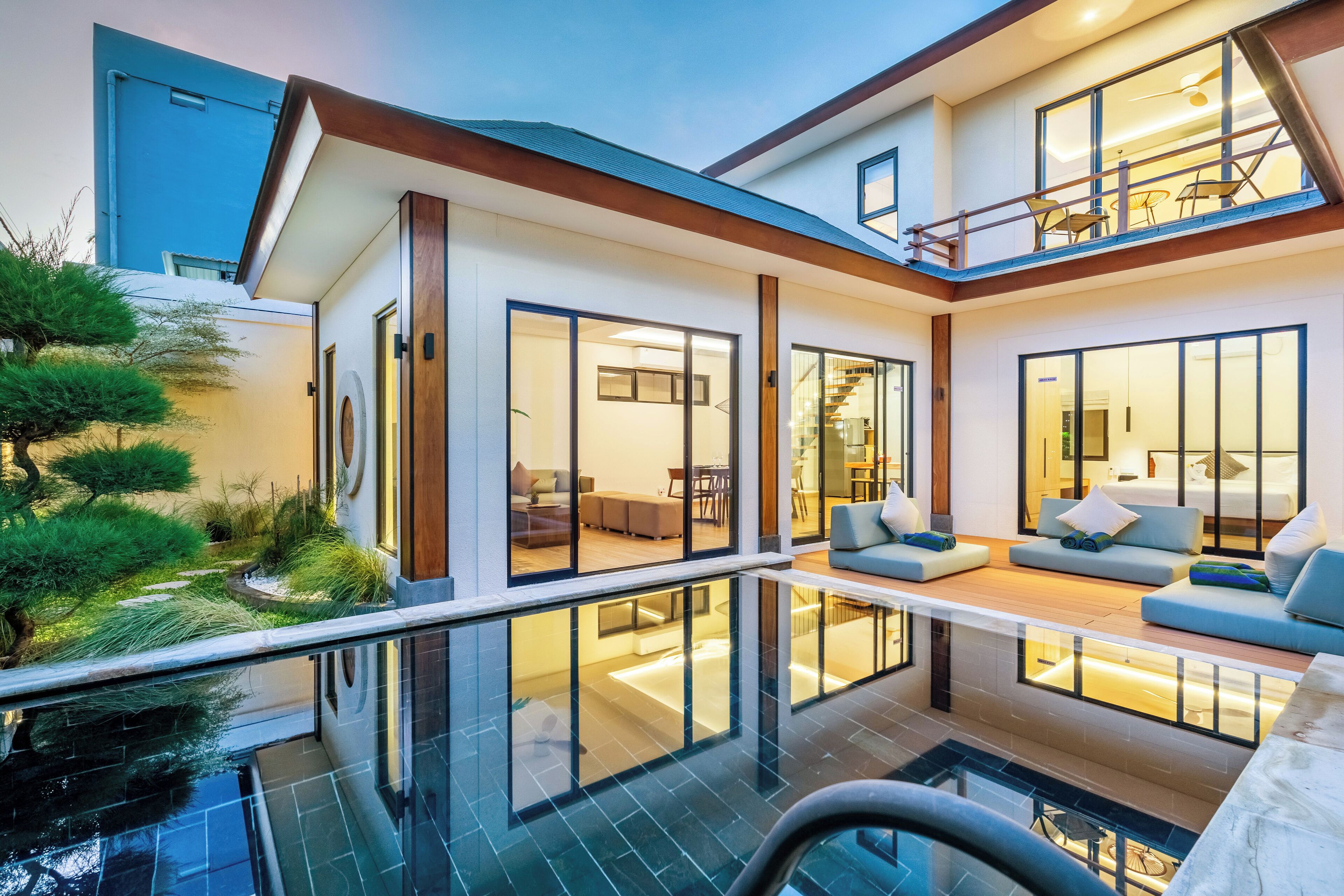 Fachada de la propiedad por la tarde o noche